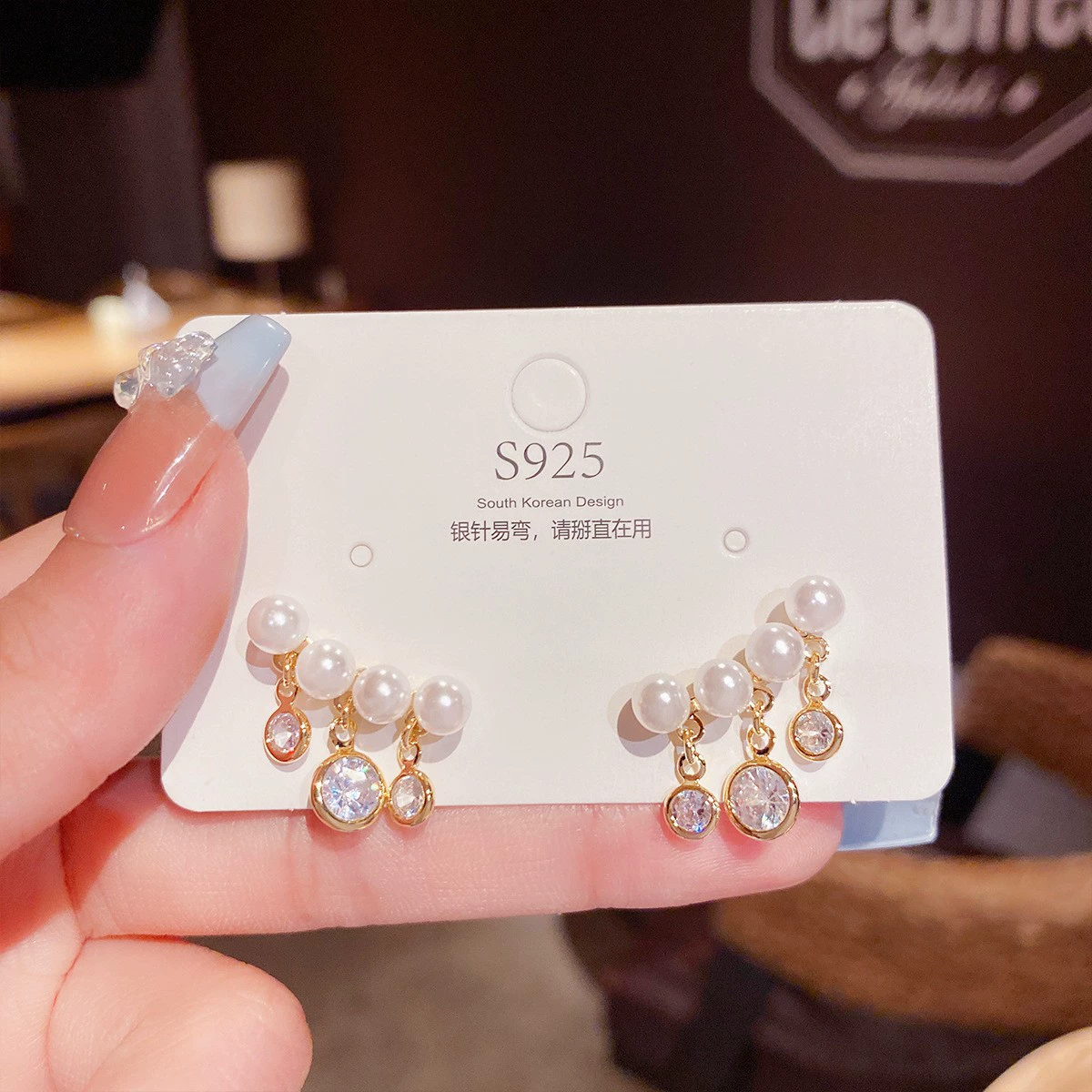 Серебряные серьги 925 пробы, жемчужные вставки, легкая роскошь европейский стиль, легкие