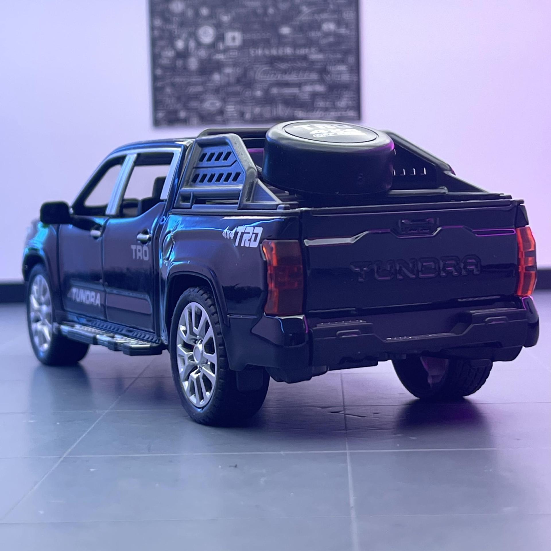 Modelo de coche de aleación de simulación Lijiaxin 1:32 Toyota Tantu Tire hacia atrás vehículo todoterreno con sonido y luz modelo de coche de juguete adornos