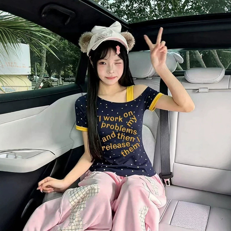Women's Navy Blue One-Shoulder Slim-Fit Short-Sleeve T-Shirt, Playful and Cute, Flattering for the Figure, Youthful Style, Trendy and Instagram-Worthy