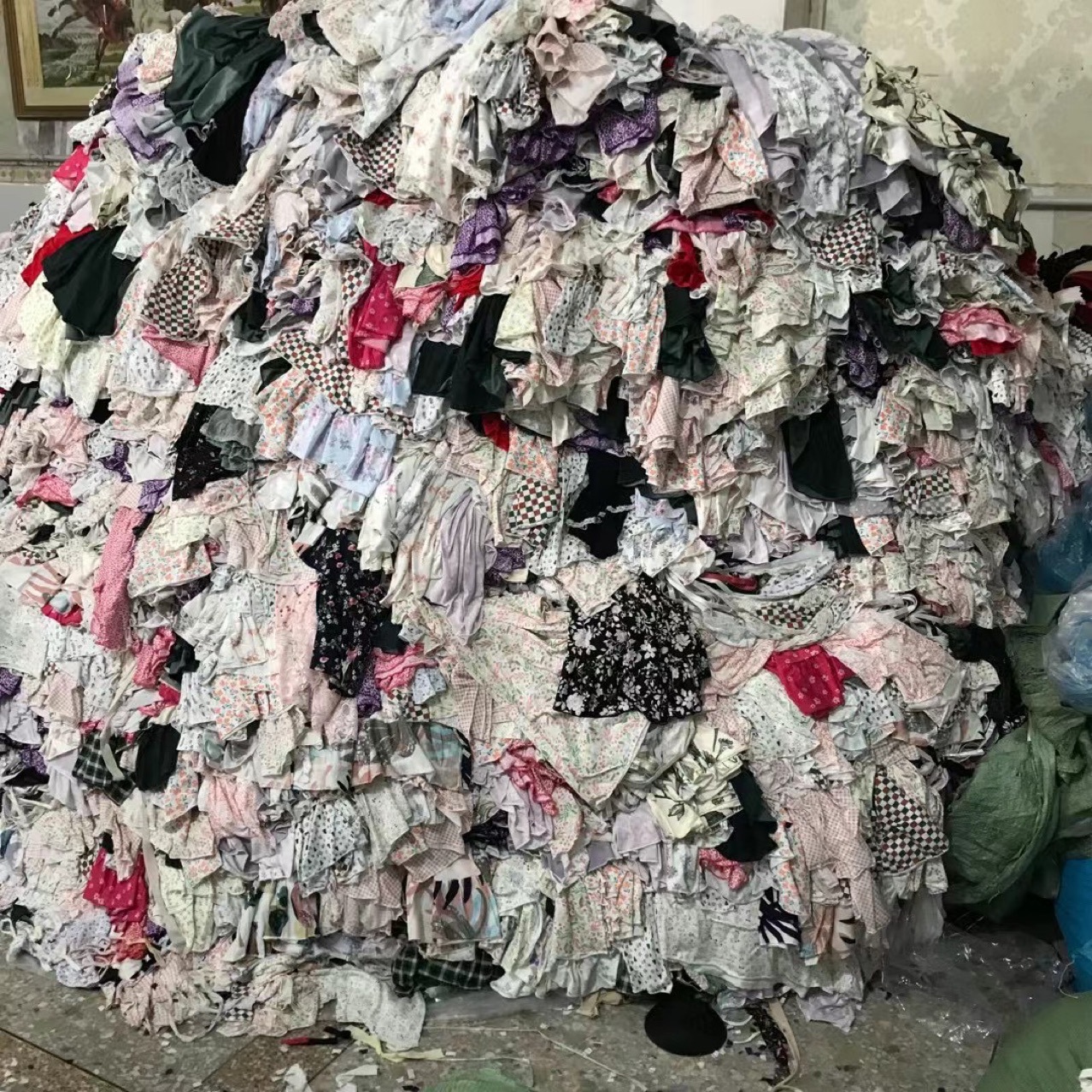 Inventario de fábrica Camisón de cola Ropa abigarrada Ropa variada de cuatro estaciones Liquidación barata Venta al por mayor de manga corta