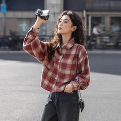 シャツのレトロな毛磨きのゆったりした格子の春の新型の小さい背の短い長袖のコートのシャツのシャツは年齢を減らします。