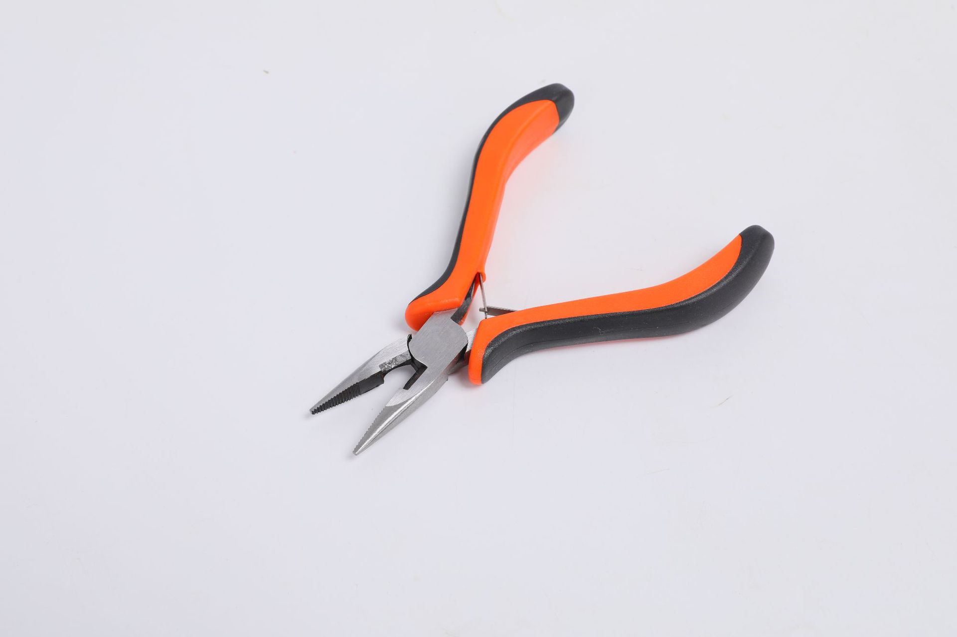 Alicates puntiagudos (con mango)