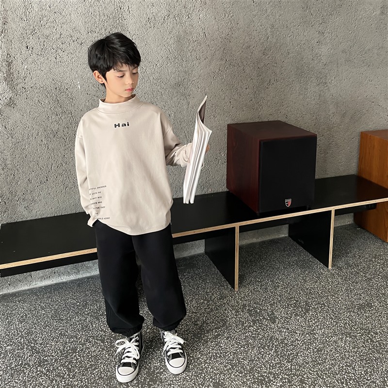 Camisa de fondo de estilo occidental para niños 2023 Otoño e Invierno nuevos niños estilo coreano Camiseta de manga larga para niños de terciopelo medio y niños grandes