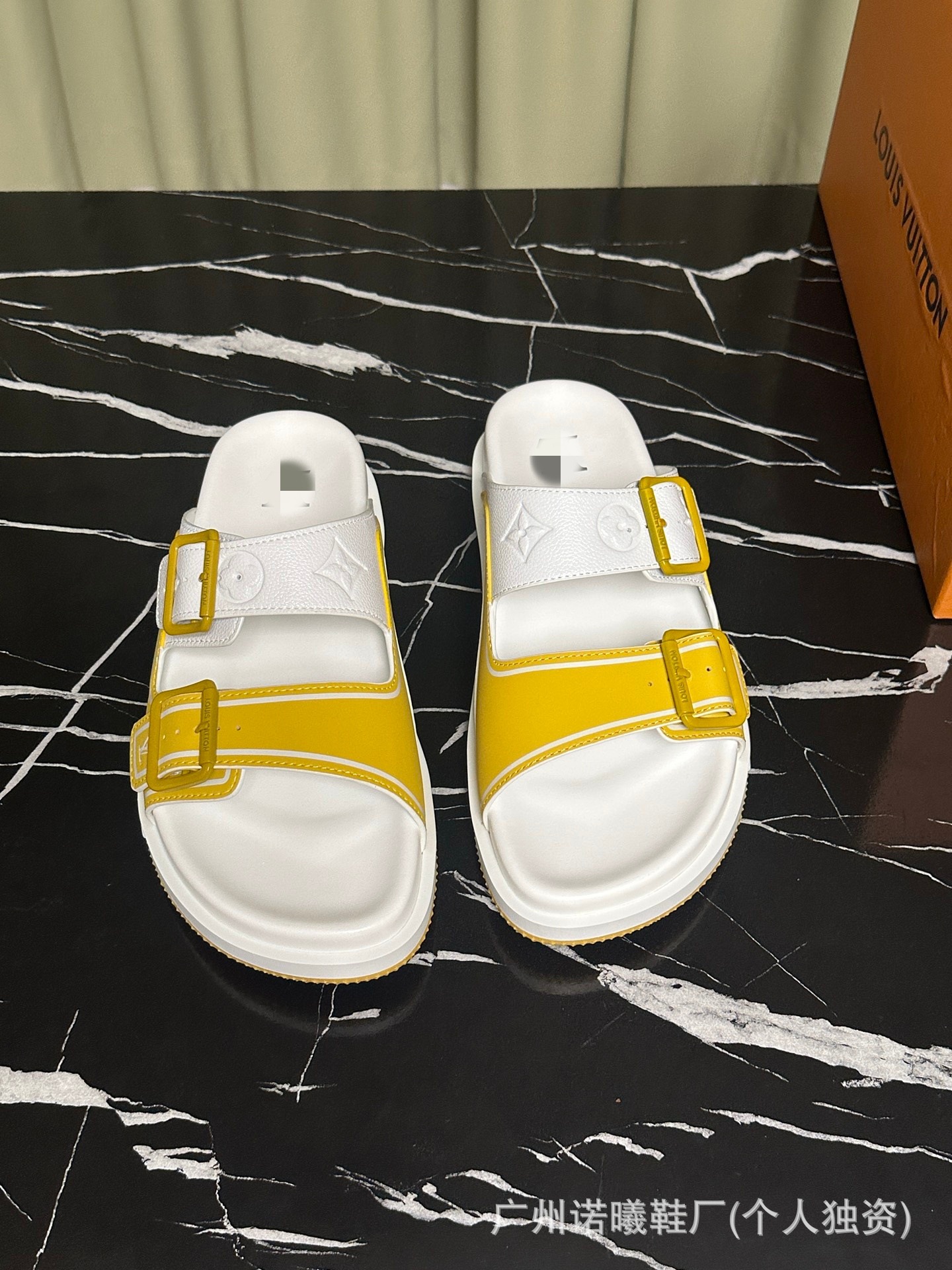 Zapatillas de moda para hombres con suela suave cómodas para usar zapatos de playa de cuero originales caja original de lujo marca de moda de doble cinturón de moda casual image 21