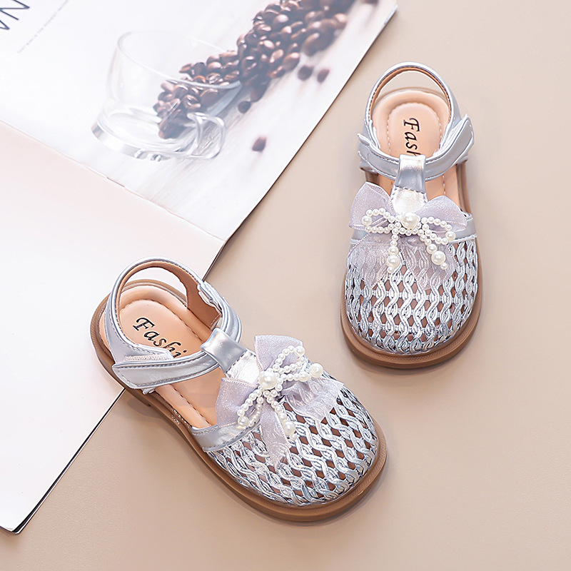 Sandalias de niñas 2026 primavera y otoño nuevos zapatos de princesa para niños zapatos de playa de moda arco trenzado zapatillas frías