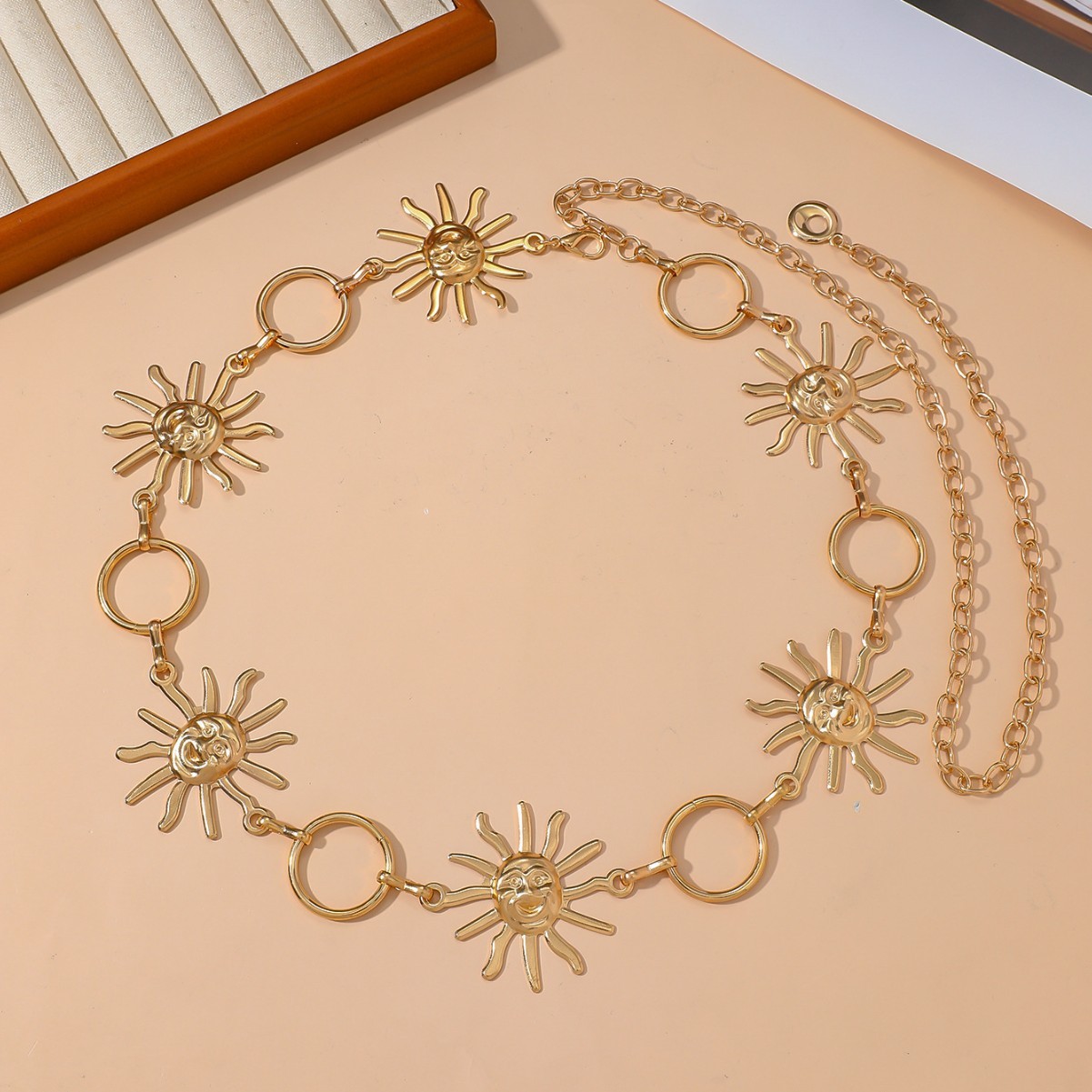 Tailleketting, lichaamsketting, nieuwe Europese en Amerikaanse grensoverschrijdende ketting voor dames, Boheemse zonnebloem smiley tailleaccessoire, modieus en_voghion.com