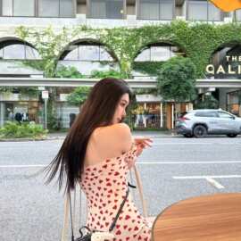 性感风爱心印花一字肩连衣裙女2026春纯欲度假风绝美设计感包臀裙