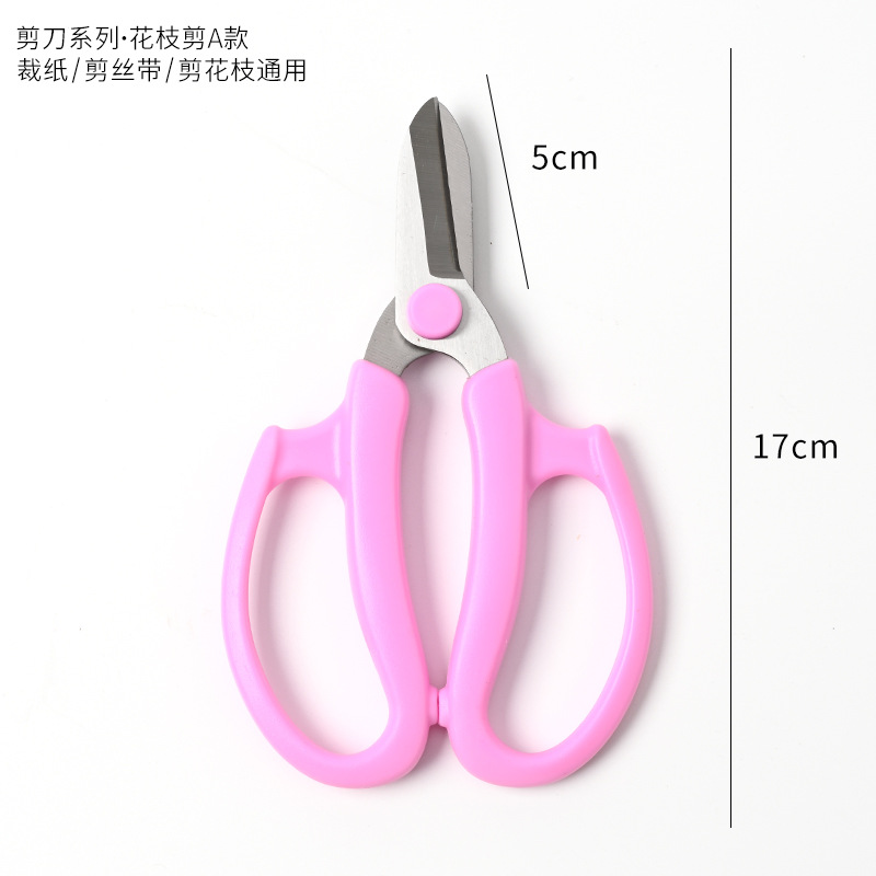 花屋の材料の花の花束を包装して手作りのdiyバラの花を刺します。