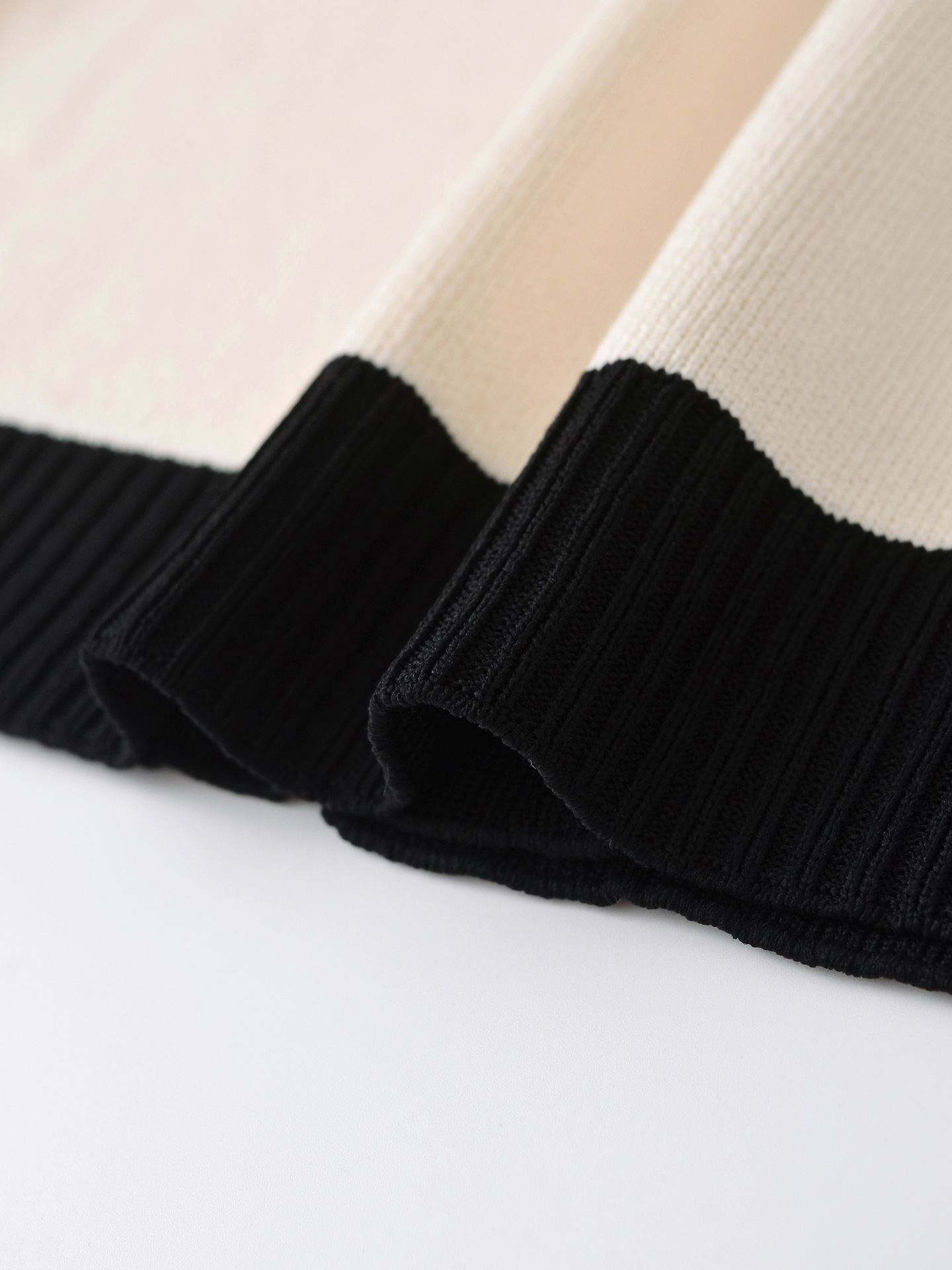 Damenbekleidung 2024 Herbst und Winter neue Mode kontrastierende goldreihige Strickjacke_voghion.com