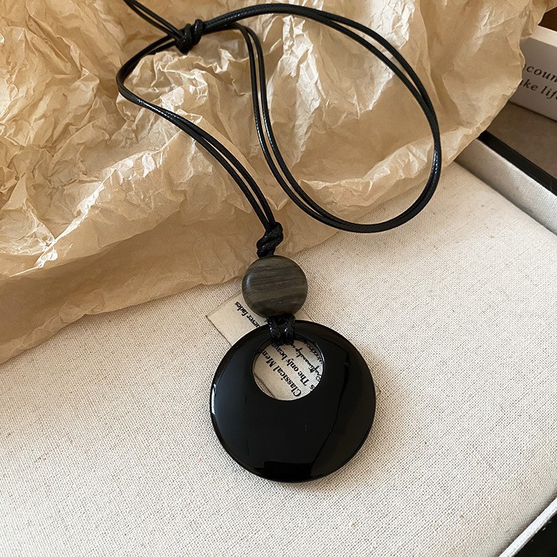 Nuevo estilo de cuero chino, colgante, collar de borlas, estilo étnico femenino, cadena de suéter retro de nicho, moda, artículos de alta gama