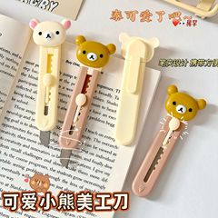 かわいい熊の美工刀の漫画の小さいサイズの学生の切り紙の刀は携帯して開梱します。