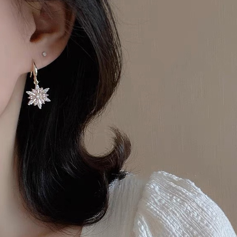 Wholesale Jewelry Vintage Style Simple Style Solid Color Snowflake Alloy Zircon Plating Inlay Drop Earrings display picture 1