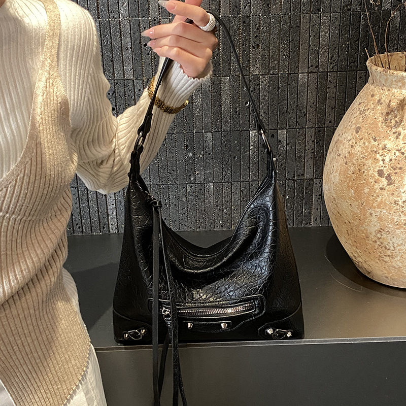 Versatile Women's Rivet Shoulder Bag Large Capacity Crossbody Tote_voghion.com