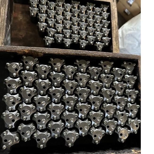 Broca de diente de bola 28 Broca de perforación de roca para minería prensada en frío de aleación 32 Broca de varilla de anclaje Alto horno 38 Broca de diente de bola