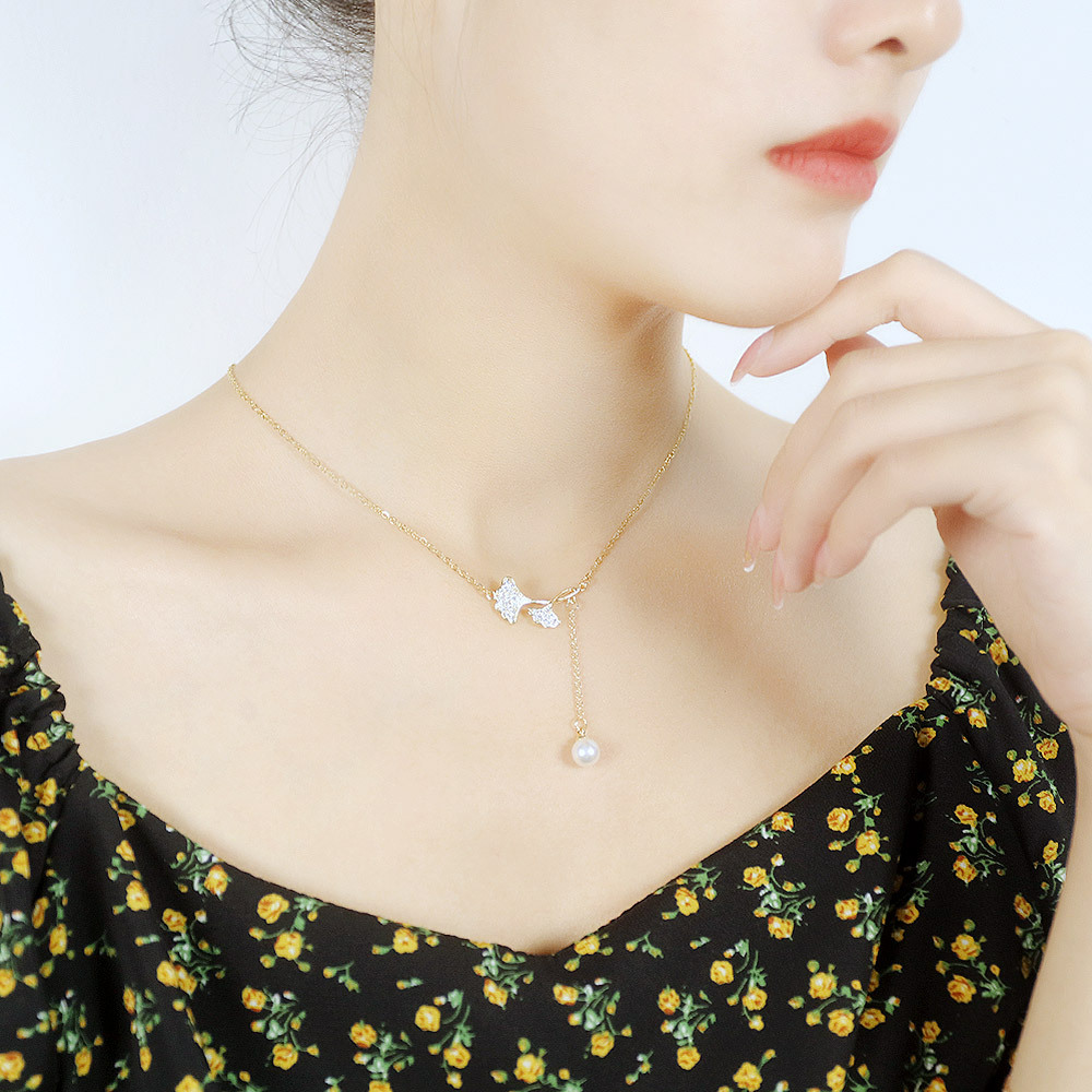 Niche Design Inlaid Zircon Ginkgo Leaf Copper Pendant Tassel Pearl Necklace Clavicle Chain display picture 8