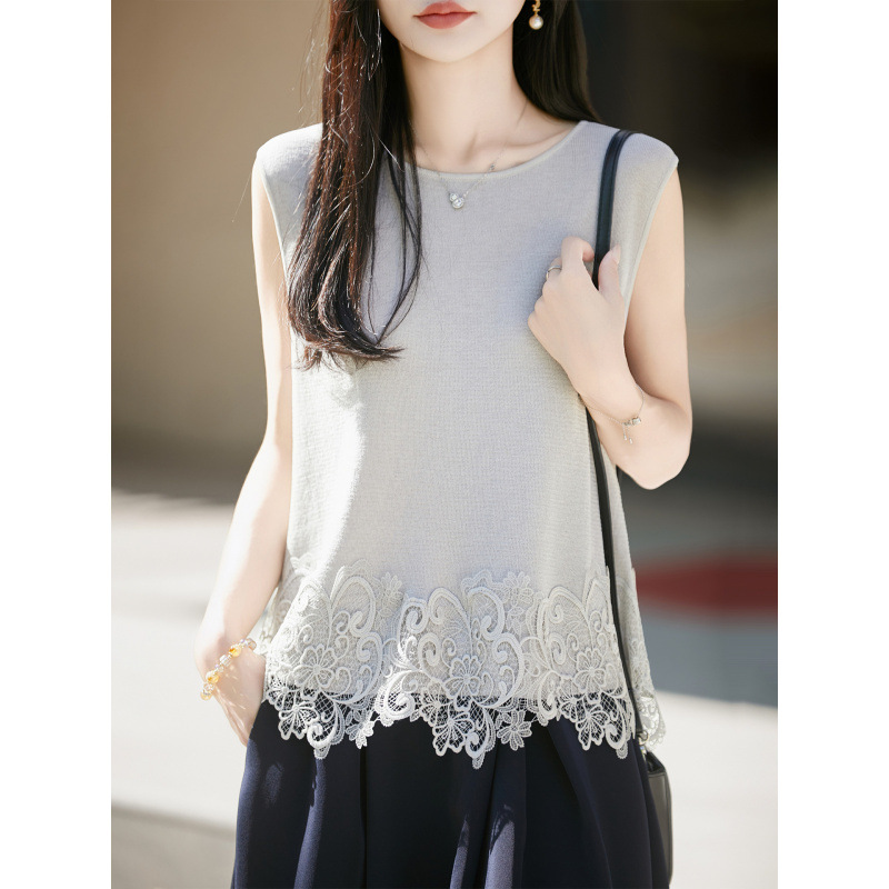 Knitted vest with a round collar