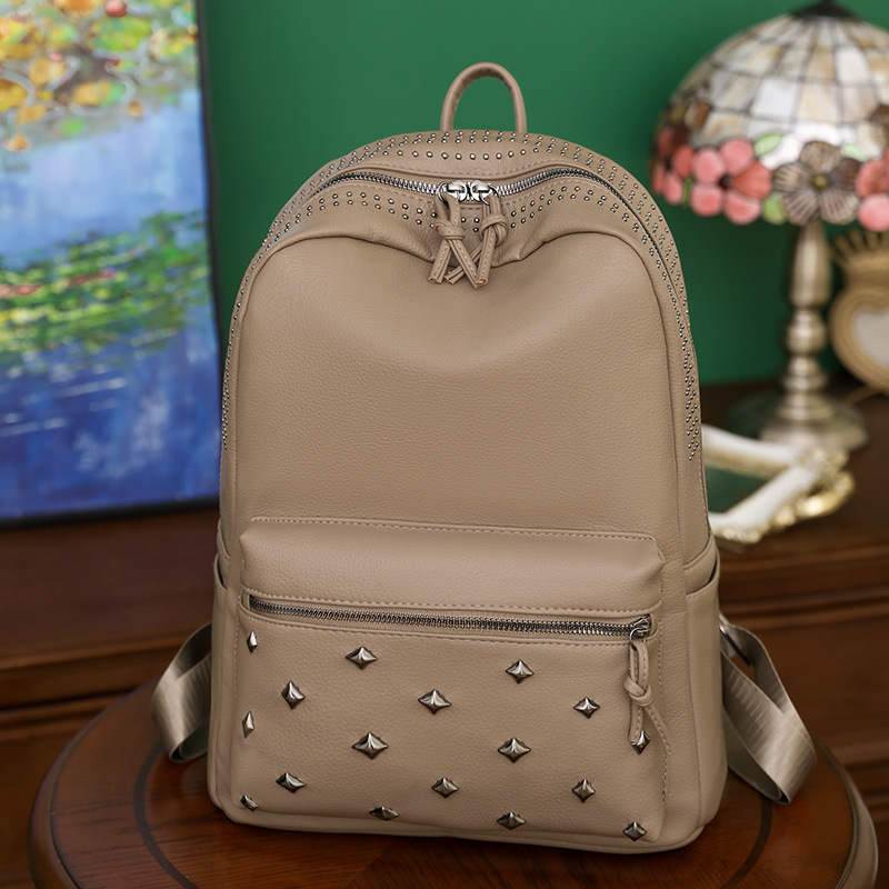 Fábrica al por mayor 2023 nueva mochila casual de cuero suave para mujer, remache de moda, mochila para computadora de gran capacidad, mochila escolar