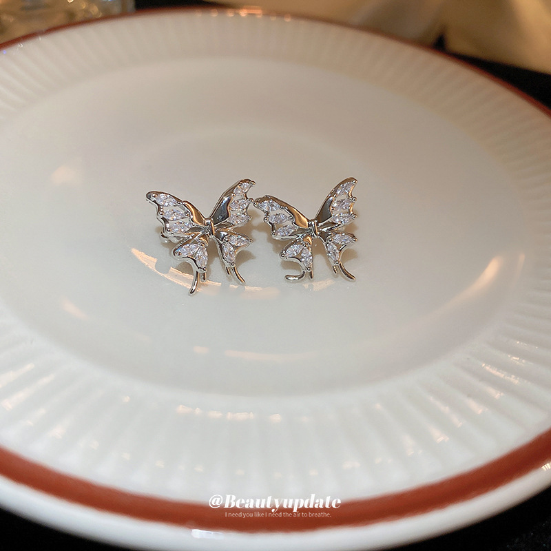 Super Hada circón mariposa ins oreja clip de luz de lujo de alto grado sin oreja clip de hueso simple estilo frío pendientes de moda