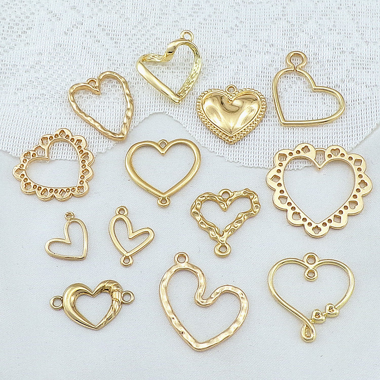 Heart Shape Pattern 10 PCS/Package 18 * 24mm Alloy Heart Shape Pendant