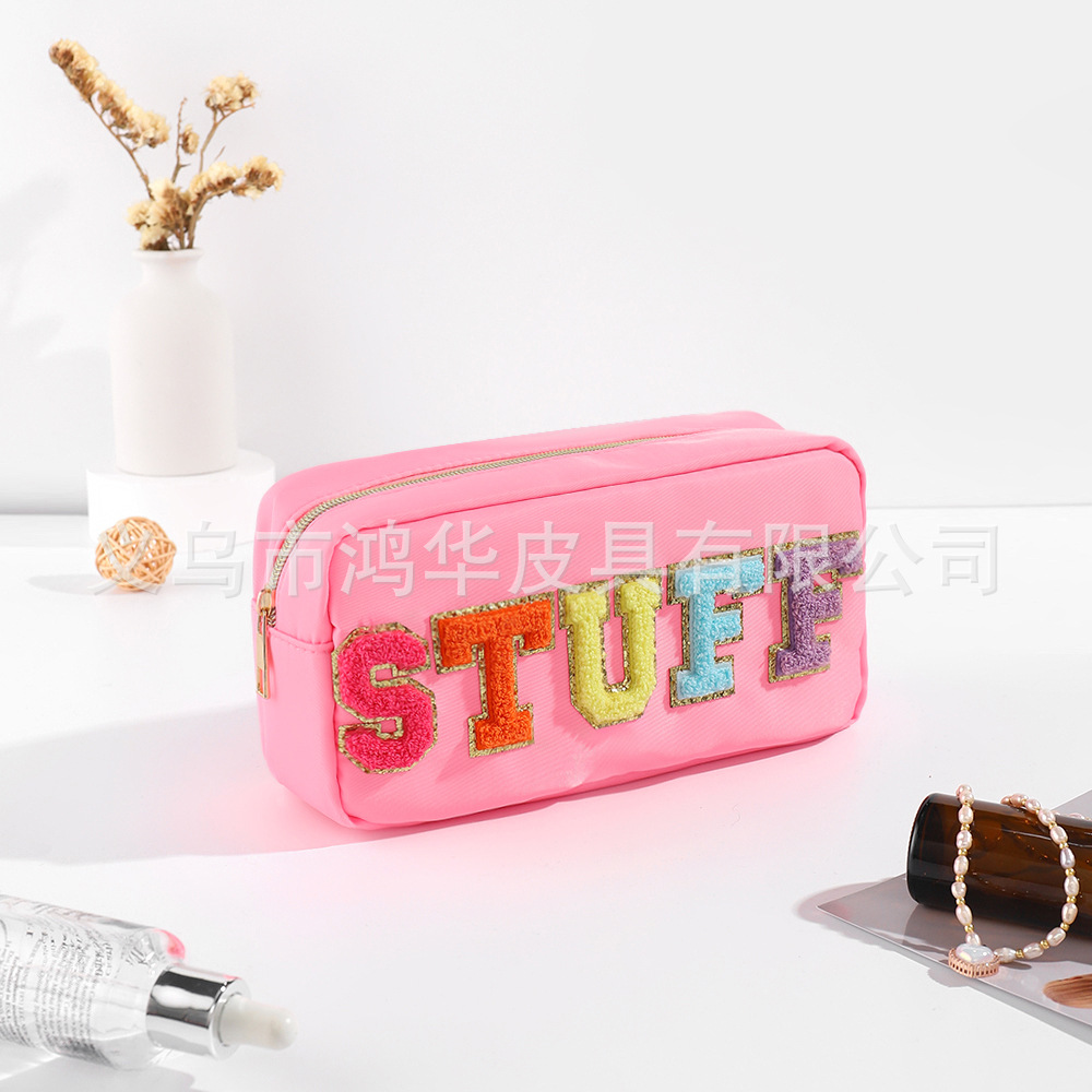 Suministro directo de fábrica de moda Toalla de color sólido bordado de nylon carta bolsa de cosméticos bolsa de almacenamiento de gran capacidad impermeable ocasional de las mujeres
