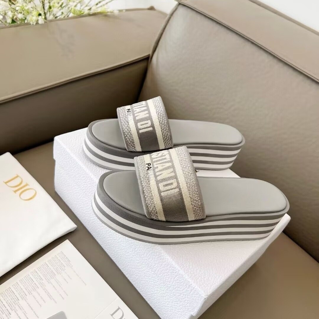 Versión alta 25 nuevas zapatillas bordadas de moda D zapatillas de playa casuales de un pie de altura