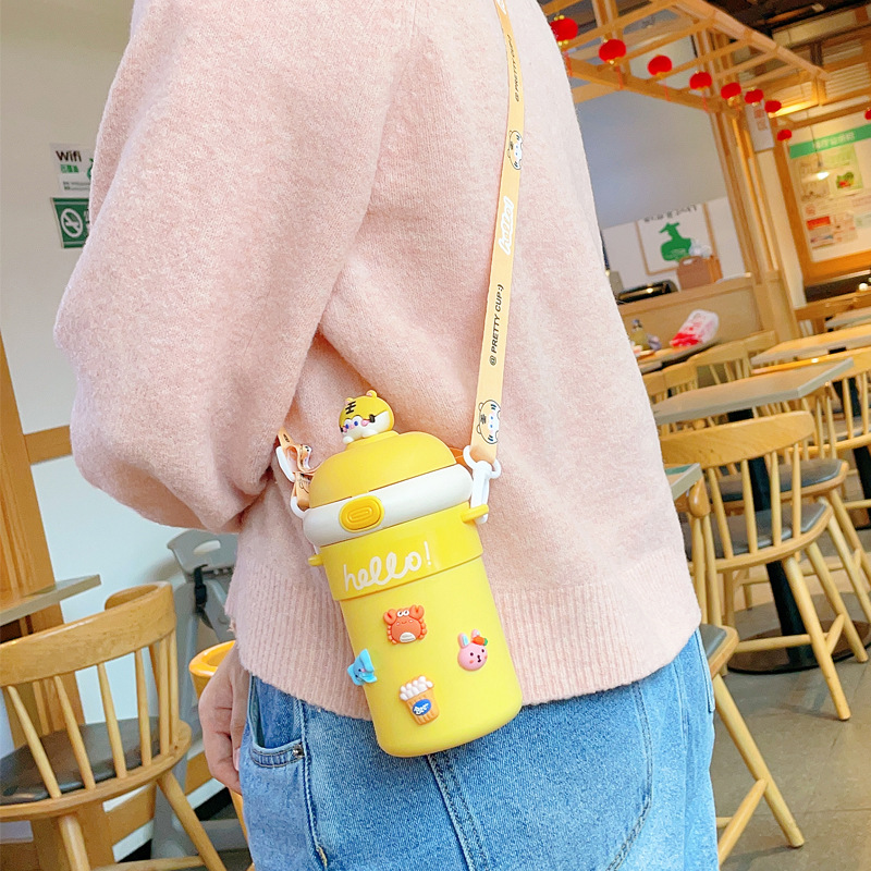 Botón rebote Taza de aislamiento de vidrio de doble capa anti-escaldado Taza de agua Linda etiqueta 3D correa de la Copa de paja taza portátil