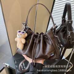 复古包包女式2025新款秋冬百搭单肩斜挎包今年流行爆款手提水桶包