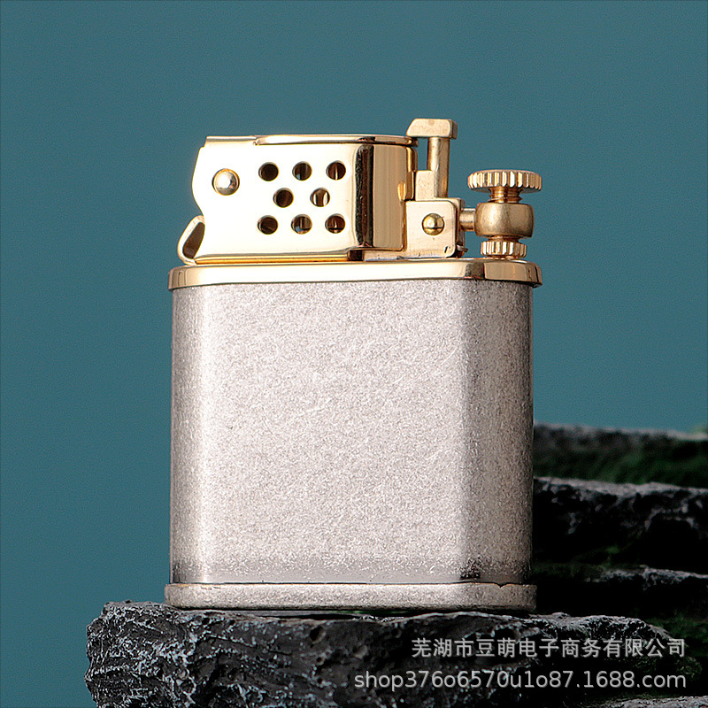 Moda Zoro Z561 Du Yue Sheng con el mismo encendedor de queroseno en línea popularidad creativa personalidad eyección ignición de un botón