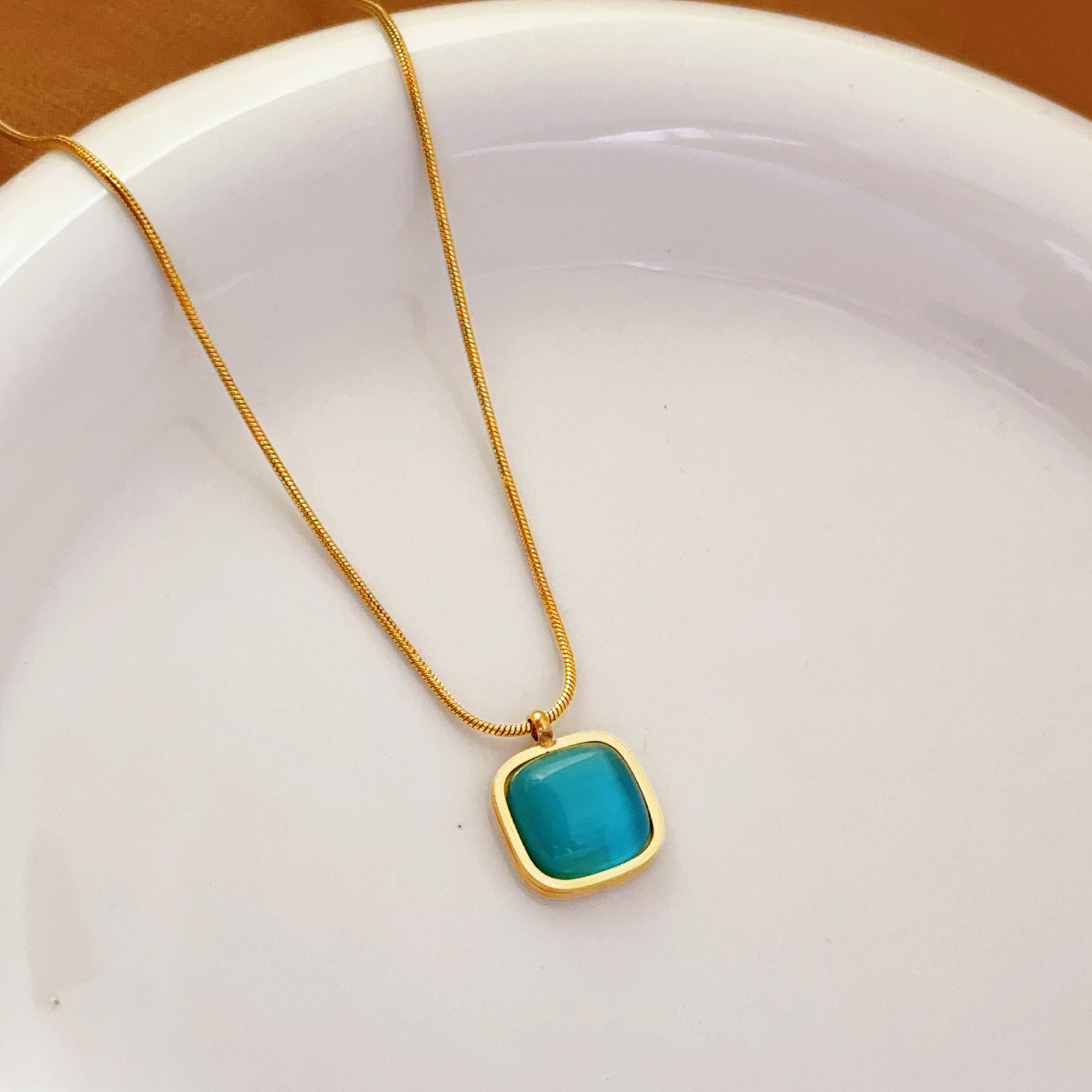 Collar de azúcar de color de acero de titanio, marca cuadrada irregular, collar de lujo ligero para mujer, colgante cuadrado rojo y verde retro que no se desvanece, cadena de clavícula