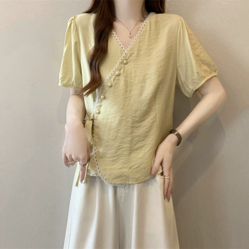 Женская желтая рубашка с короткими рукавами, кружевным краем, V-образным вырезом и правым плечом, лето 2025, для полных, красивый топ с завязками на талии.