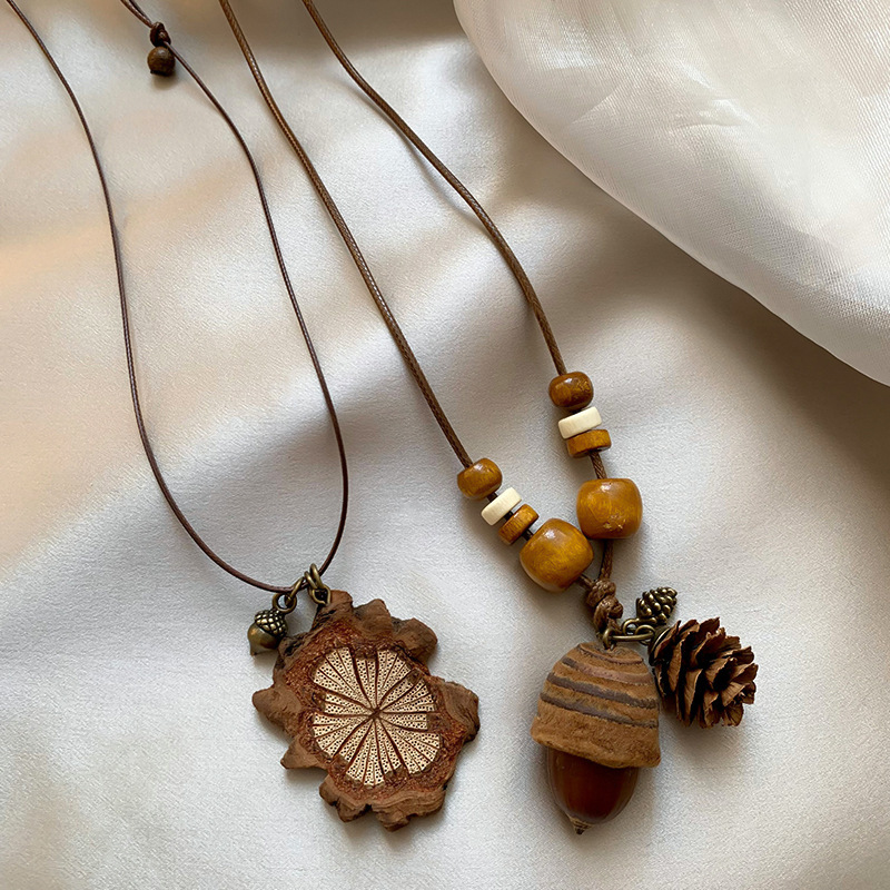 Retro Forest Style Wooden Acorn Pendant Necklace for Women, New Chinoiserie Zen Ethnic Style Niche Design Braided Necklace