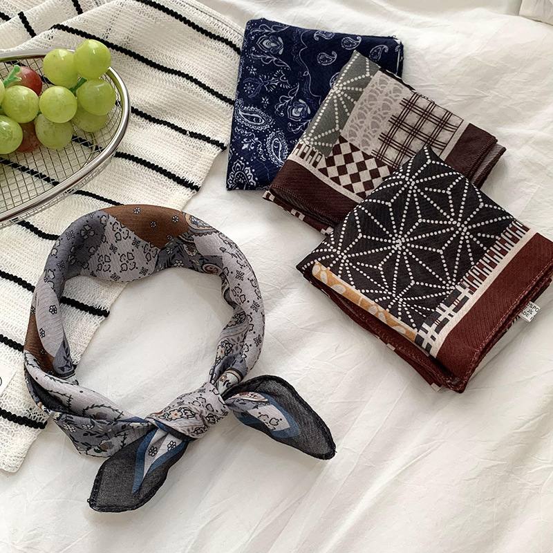 Bufandas de seda cuadrada alta sensación2025 nuevo algodón y lino pequeño bufandas cuadradas de decoración suave bufandas de seda al por mayor