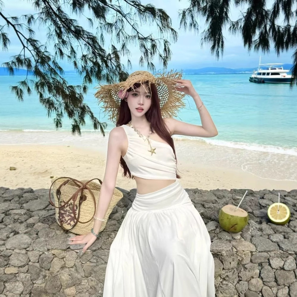 法式森女高级白色度假风露腰斜肩镂空连衣裙夏季超仙气质海边长裙