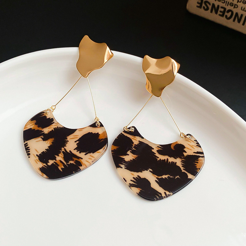 Pendientes de círculo geométrico con estampado de leopardo con aguja de plata Pendientes de personalidad de moda de todo fósforo retro europeo y americano Pendientes de todo fósforo de nicho al por mayor