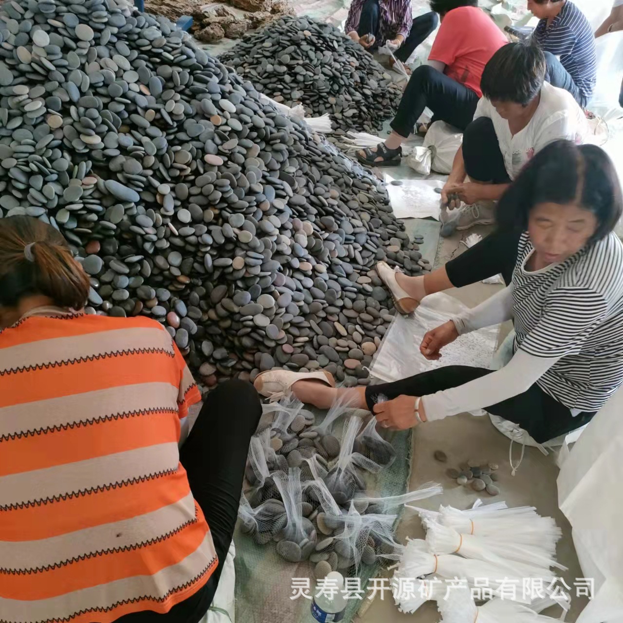 厂家直供 各型号儿童彩绘原石 五彩绘画片石鱼缸造景五彩石头包邮