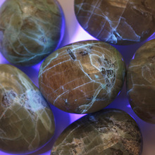 天然水晶绿月光石手把件 拉长石原石矿石标本手把件大块原石裸石