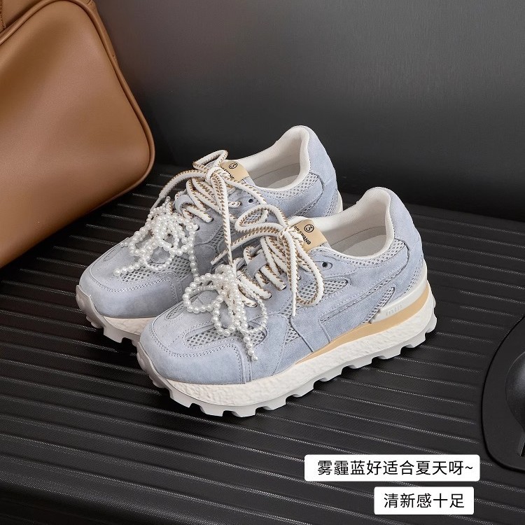 Pequeños zapatos de mujer de 8cm de altura interior zapatos de entrenamiento alemán 2025 zapatos deportivos de suela gruesa de malla de verano zapatos de papá zapatos Forrest Gump