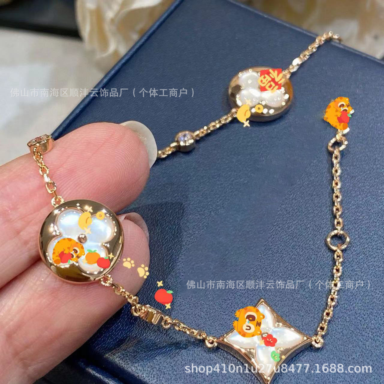 New Arrival Aijia Round Square Four-leaf Flower White Shell Bracelet 18K Gold Ladies Four-flower Bracelet for Female Friends