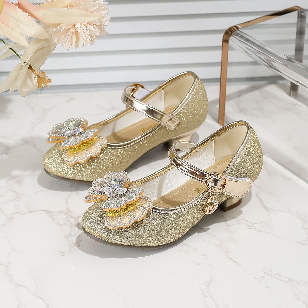 Niñas de tacones altos 2025 primavera brillante zapatos de cuero para niños princesa zapatos de cristal con vestido de espectáculo zapatos de sola suave