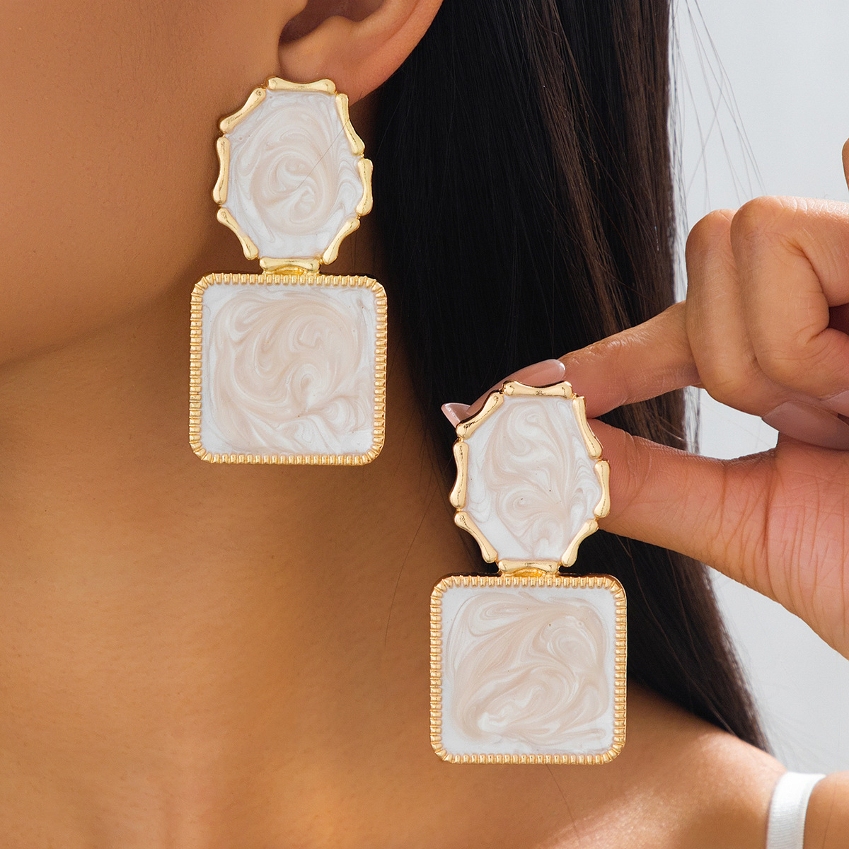 Fashionable geometric enamel