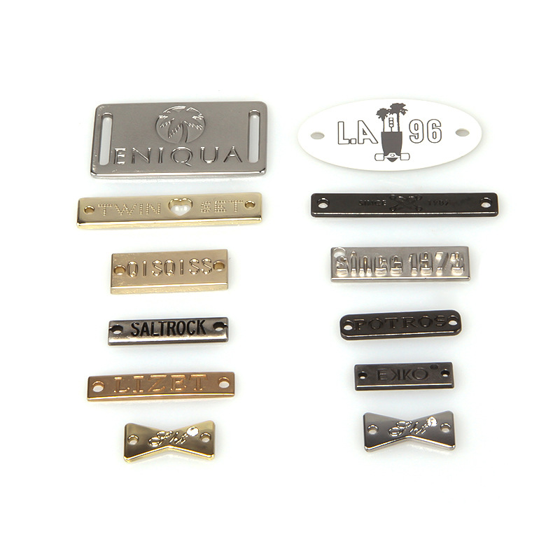 帽子手缝英文字母标牌金色服装商标打孔吊牌不锈钢铭牌加链子领标