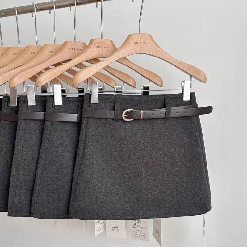 秋冬灰色毛呢半身裙女装2025新款高腰显瘦西装a字包臀短裙小个子