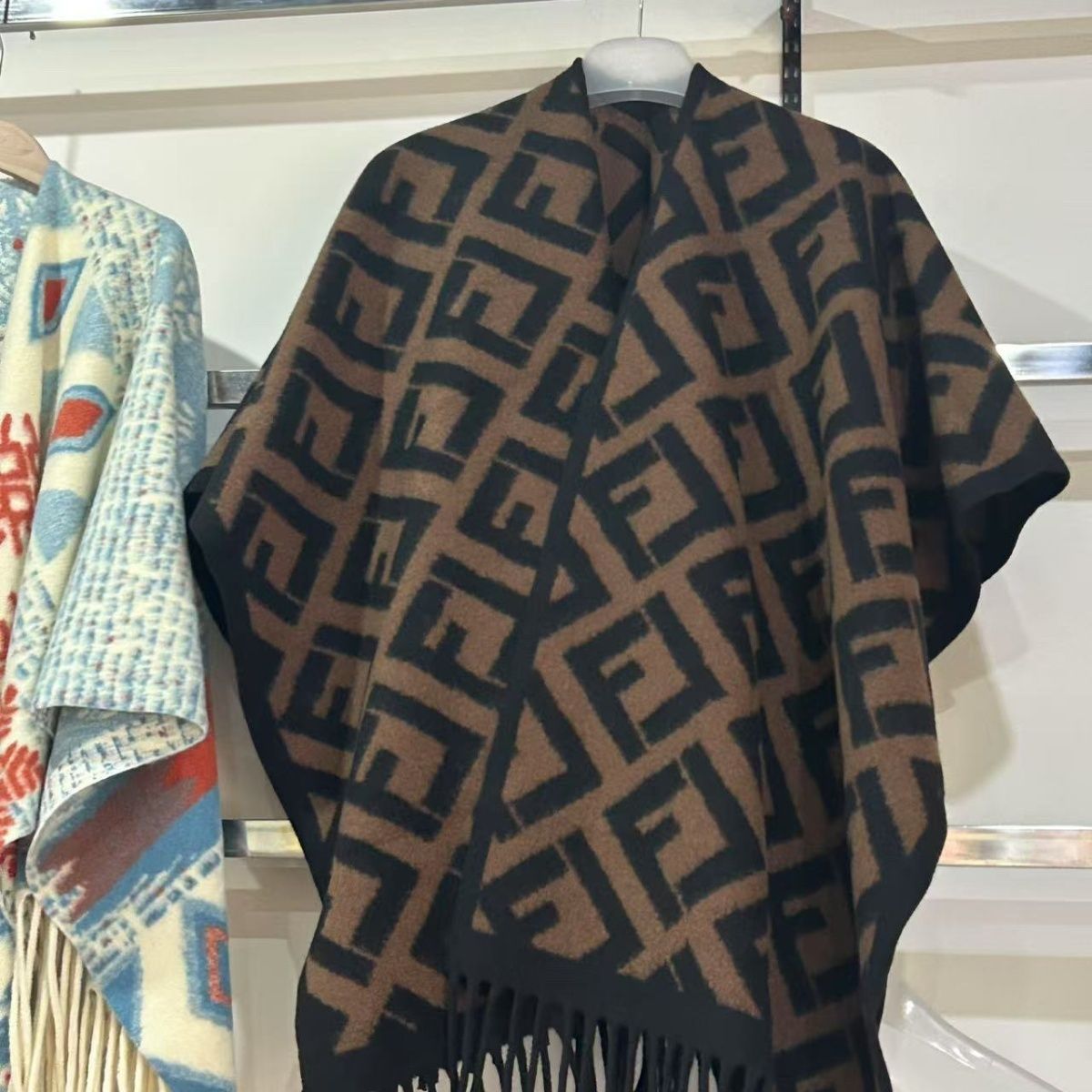 45-89 Tinta pintada capa gruesa caliente de color contrastante otoño invierno nuevo bufandas de capa de bordilla nacional chal a cuadros