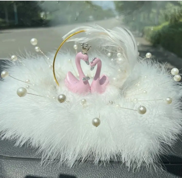 adornos de automóviles blancos grandes plumas almohadilla antideslizante amor almohadilla de cuentas diosa adornos de automóviles regalos de vello corto