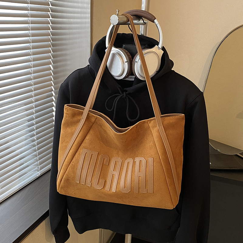 Casual de gran capacidad retro bolsas de seda de peluche mujeres 2025 nuevo estilo de transporte universal bolsas de hombro bolsas de estudiantes universitarios