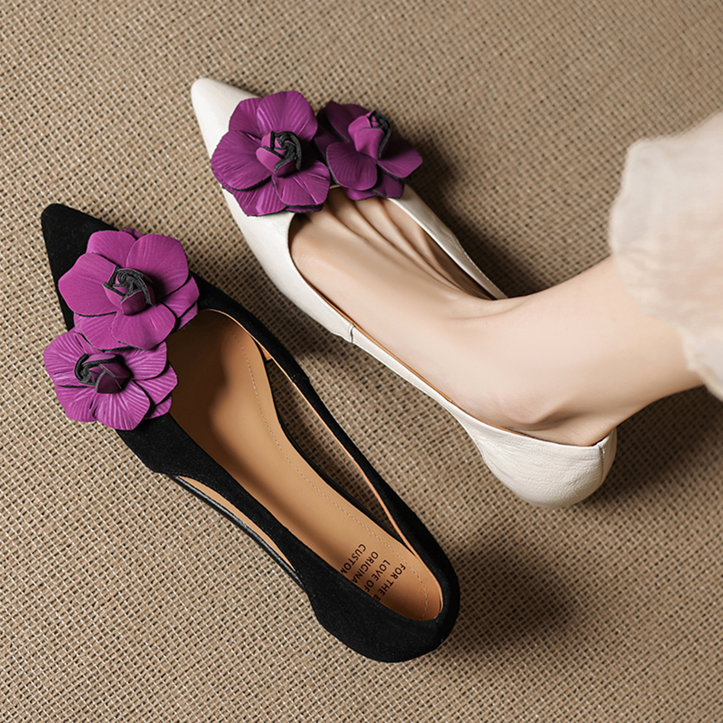 Sandal nữ mũi nhọn đế bệt quai mảnh hở bên hông hoa tím — đen