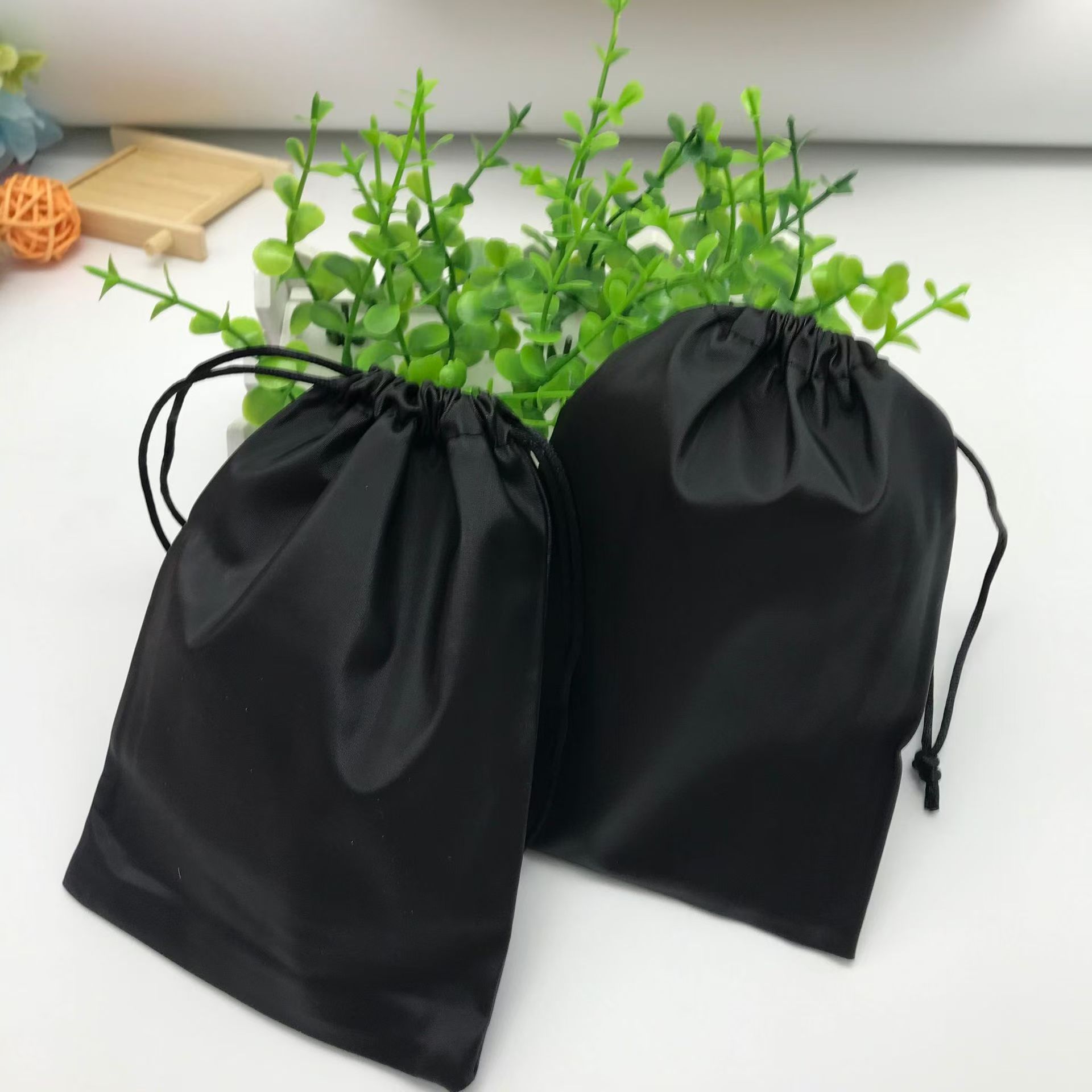 工厂新款黑色防水布收纳眼镜湿巾剪刀发卡珠宝随身包免费设计logo