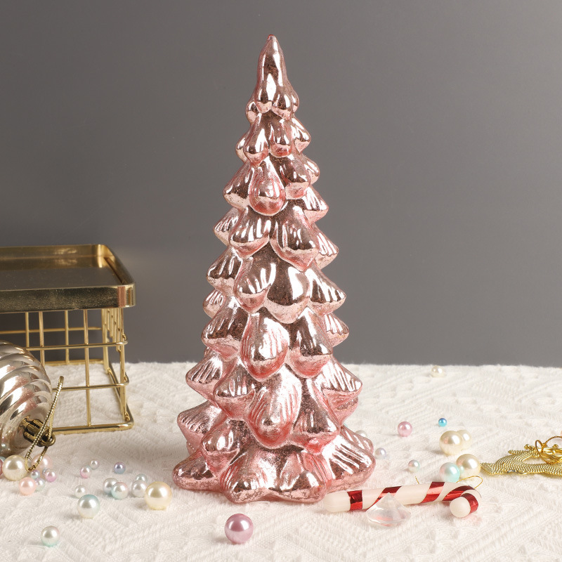 クリスマス装飾品プレゼントテーブルのテーブルの上に飾られたミニガラスのクリスマスツリーの発光シーンの配置品|undefined