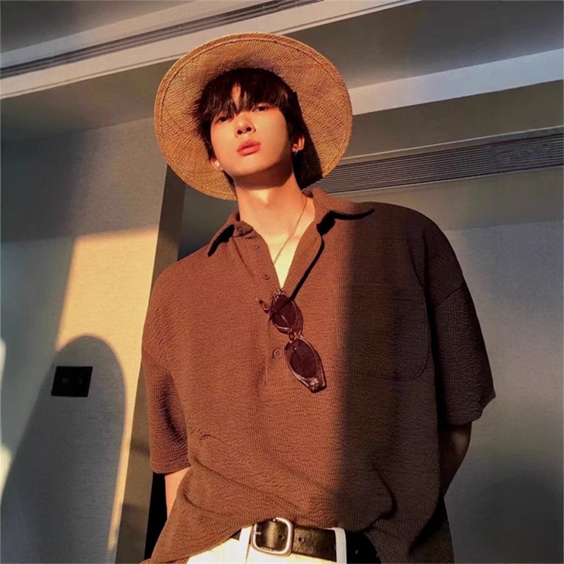 Coffee-colored retro T-shirt for men, summer British style, dapper polo shirt, short-sleeved Japanese high-end beach shirt.