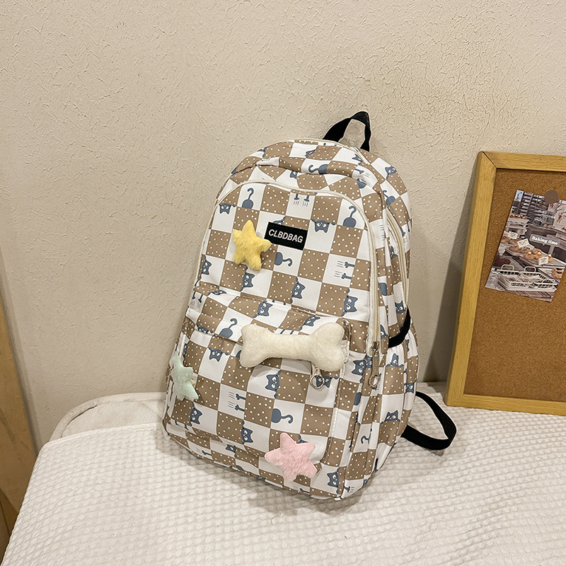 Los nuevos estudiantes de secundaria son ligeros y llevan la versión coreana de la mochila de hombro femenino. los estudiantes del campus de gran capacidad tienen mochilas de moda.